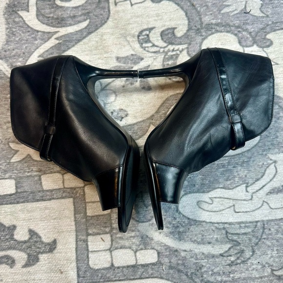 Marc Fisher Black Heeled Leather Ankle Boots with Peep Toe 3” heel size 6.5 - Picture 3 of 7